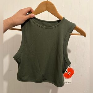 Cider green cropped tank